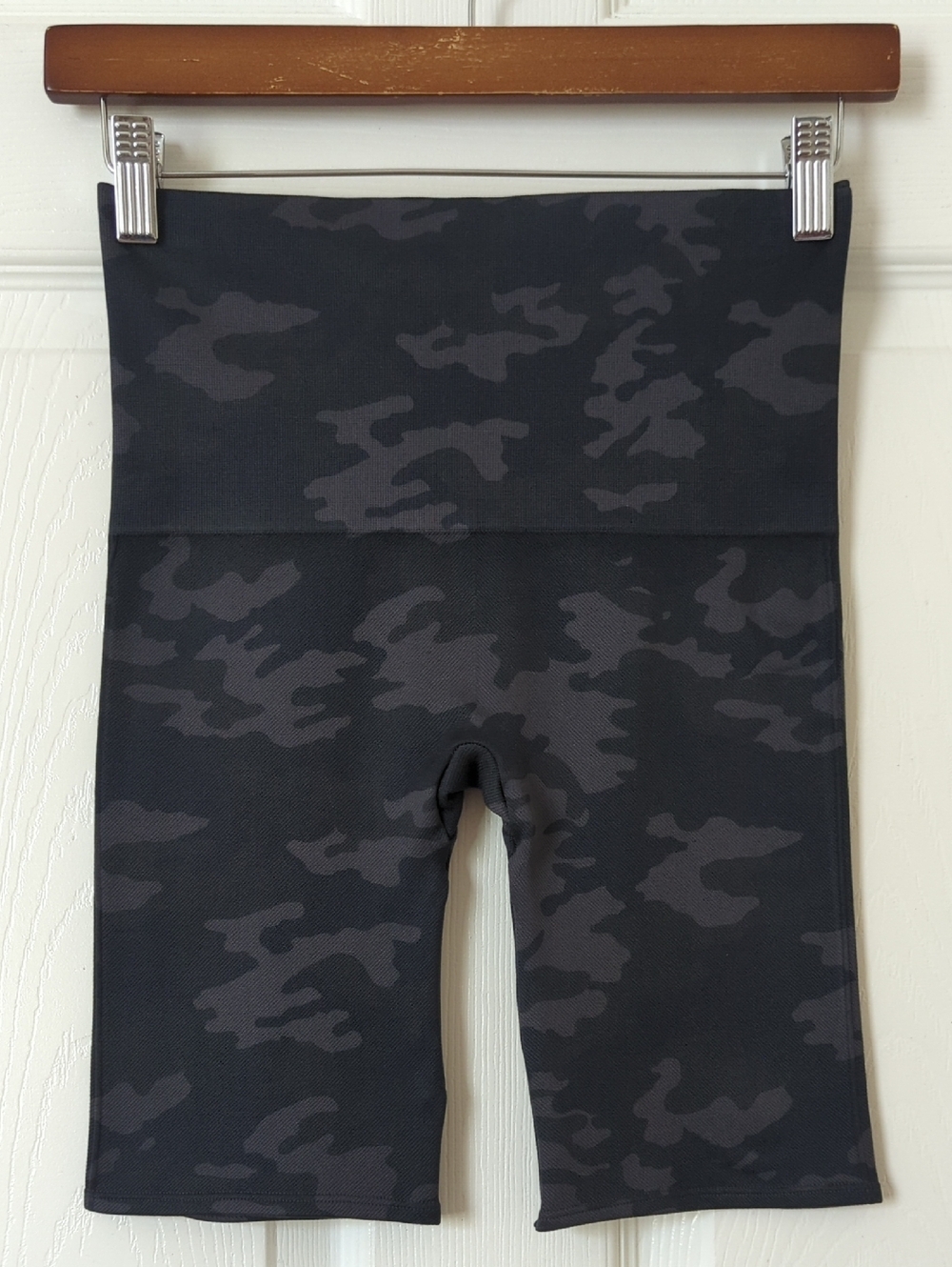 Spanx Look At Me Now Classic Camo Printed High Waisted Bike Shorts Black Gray M